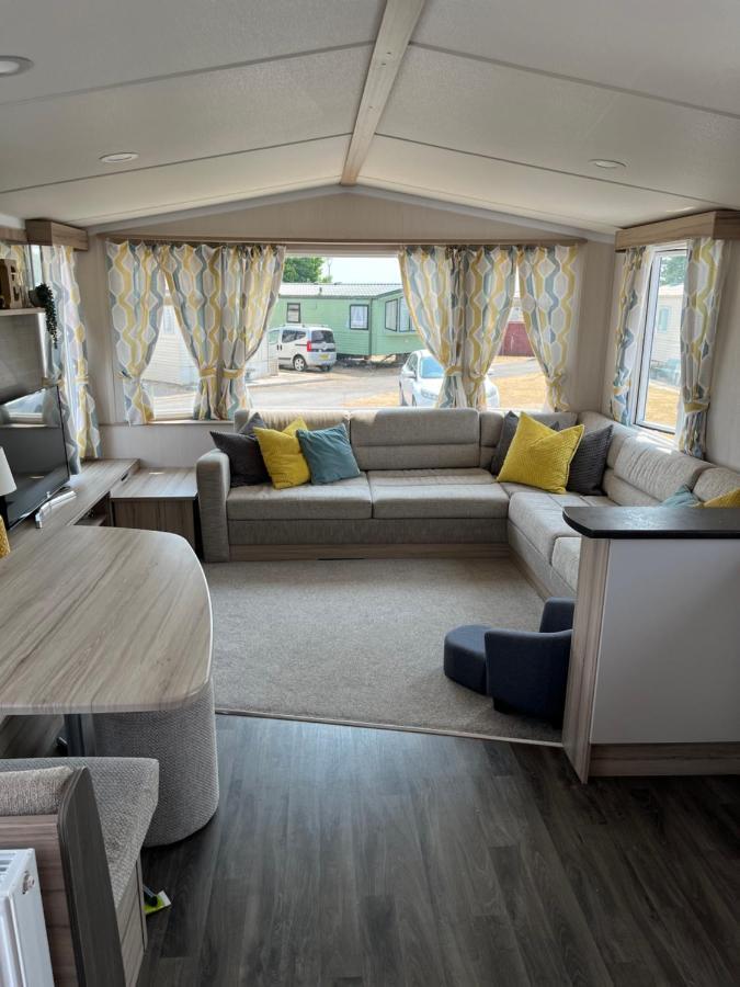 Beautiful Caravan In Trecco Bay! 74 Sycomore Bridgend  Kültér fotó